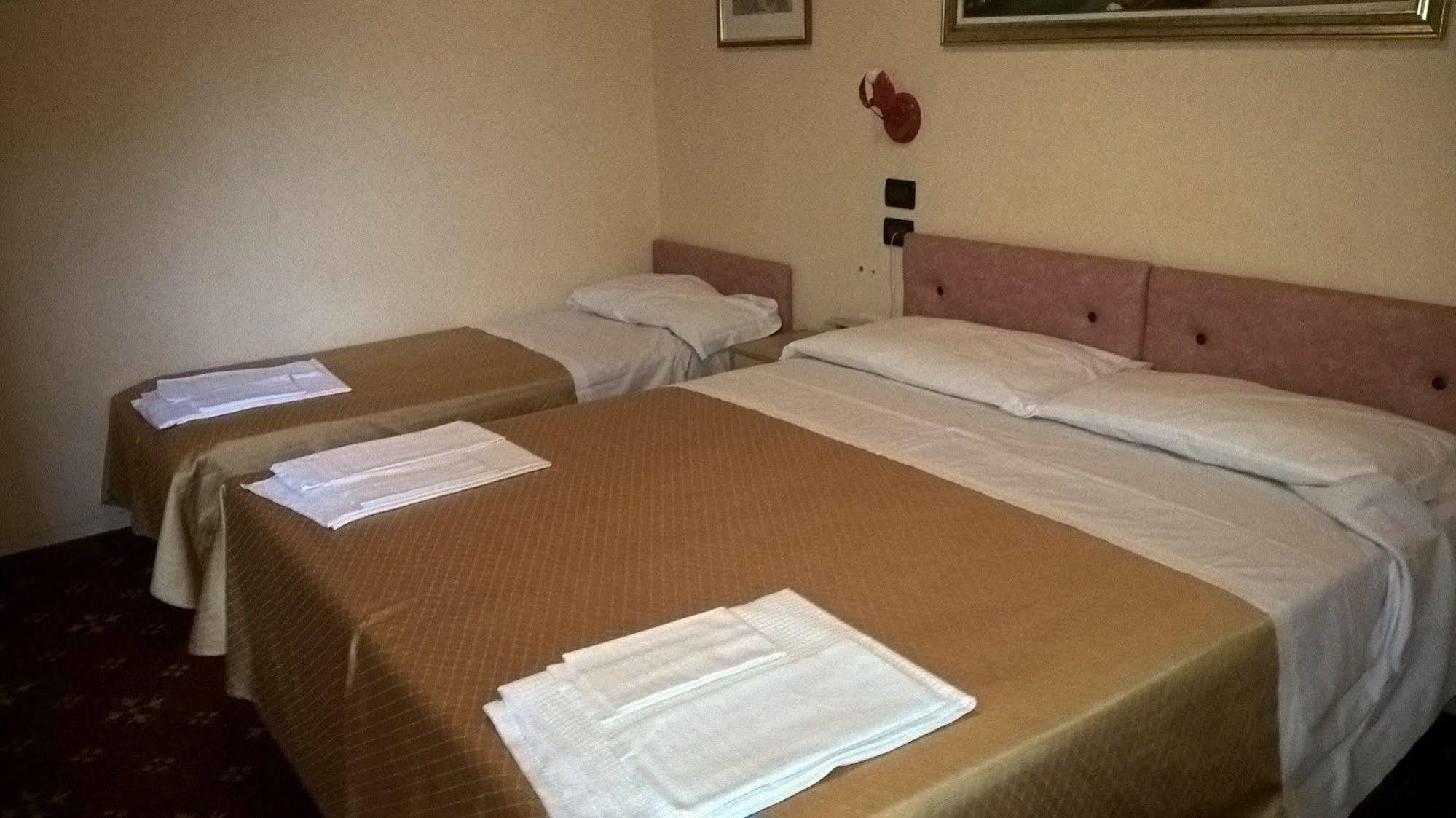 Hotel Parigi Castel San Pietro Terme Eksteriør billede